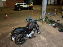 Local onde os dois homens morreram após colidir contra poste na Avenida Castelo Branco, em Araguaína 