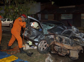 Carro de passeio ficou destruído após colisão com caminhão no cruzamento da Avenida São Francisco com a Rua do Colégio, em Araguaína 