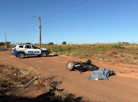 Motocicleta conduzida pela vítima ficou caída na Rua Castanheira, no setor Lago Sul, onde o acidente fatal foi registrado na manhã desta sexta-feira (26).