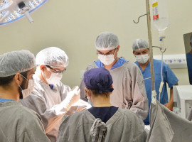 Cirurgia bariátrica é realizada por videolaparoscopia, técnica minimamente invasiva feita por pequenas incisões no abdômen, por onde são inseridos câmera e instrumentos cirúrgicos