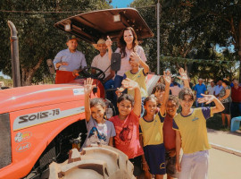 A senadora Professora Dorinha participou da entrega de investimentos que somam R$ 2,1 milhões para Centenário e Recursolândia, contemplando agricultura familiar, infraestrutura urbana e incentivo ao esporte.
