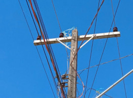 Quando uma pipa enrosca na fiação, há risco de choque elétrico e de interrupções no fornecimento de energia.