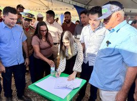  Representando o secretário de Estado da Saúde, Carlos Felinto, a chefe de gabinete da SES-TO, Débora Okabaiashi, participou da assinatura da ordem de serviço para a construção do Hospital da Mulher e Maternidade de Araguatins.