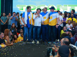 Jorge Frederico cumprimenta apoiadores antes de subir ao palco durante lançamento de sua pré-candidatura em Araguaína