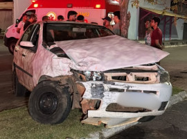 Fiat Palio parou no canteiro central da Av. Brasil no setor Coimbra.