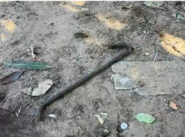 Barra de ferro do tipo pé de cabra usada no ataque. 