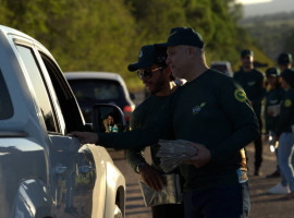 Equipe do Campelo realizou blitz educativa na saída de Araguaína com orientações ambientais e distribuição de kits para coleta de resíduos.