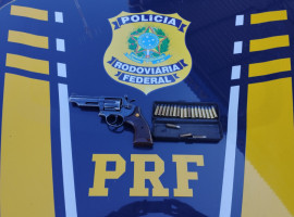 Arma de fogo, munições e comprimidos de anfetamina foram apreendidos pela PRF durante fiscalização na BR-153.