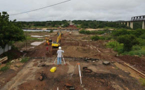 Homens trabalhando na reconstrução da ponte 