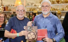 O secretário da Cultura do Tocantins, Tião Pinheiro, recepciona o secretário nacional do Artesanato, Milton Coelho, no estande do estado na Fenearte 2025 — encontro que reforça o valor do artesanato tocantinense no cenário nacional e internacional