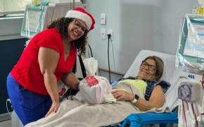 Paciente da Fundação Pró-Rim recebem carinho e esperança com a campanha Natal Solidário, que leva panetones e atenção à rotina da hemodiálise.
