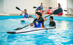 Para efetuar a matrícula, os interessados ou seus responsáveis devem comparecer  ao Centro de Canoagem, localizado logo após a ponte da Via Lago, portando RG, CPF, Comprovante de endereço atualizado e comprovante de escolaridade