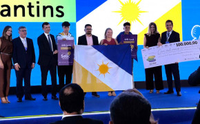 Diretores José Antônio e Amísia e os alunos Arthur Amorim e Samuel Botelho