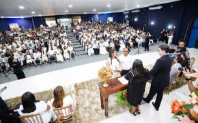 Auditório em Araguaína repleto de familiares para prestigiar casamento comunitário de 80 casais