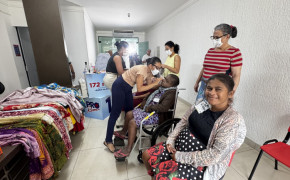 Voluntárias realizam maquiagem e penteado em pacientes durante ação na Fundação Pró-Rim, em Palmas 