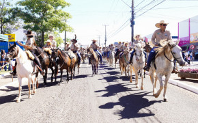 Desfile de 41 comitivas percorreu as ruas de Araguaína em celebração à tradição sertaneja e ao agronegócio regional