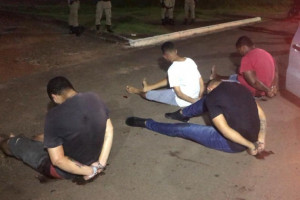 Suspeitos desobedeceram ordem de parada e trocam tiros com a polícia.
