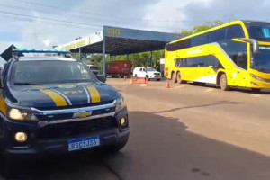 A PRF realizou uma ação estratégica para retirar da fila veículos com situações prioritárias, como ônibus com passageiros