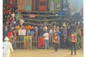 Parte da arquibancada desabou durante a apresentação 