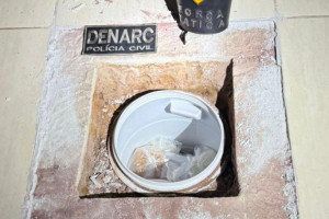 Tonel com o material estava enterrado embaixo do piso da casa
