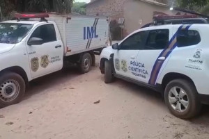 Equipes da Polícia Técnico-Científica e do Instituto Médico Legal (IML)