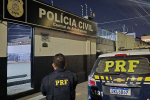 Durante fiscalização no km 143 da BR-153, a equipe PRF deu ordem de parada a um carro de passeio Chevrolet/Onix.