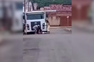 O policial militar foi filmado agredindo um idoso de 62 anos na cidade no último domingo. 