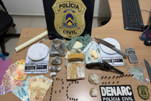  Durante a abordagem, os agentes encontraram várias porções de crack, maconha e cocaína.