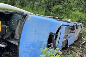Mulher morre após ônibus tombar na BR-153, em Aliança do Tocantins