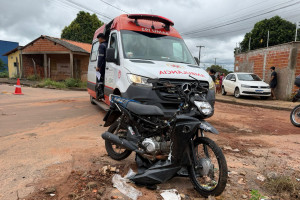 Equipes do SAMU prestaram atendimento às vítimas após colisão entre motocicletas no Setor Itaipu.