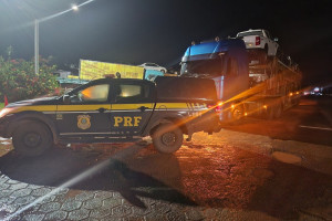 Caminhoneiro é detido pela PRF após manobras perigosas e discussão no trânsito na BR-153.