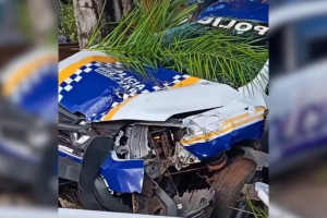Viatura do 16º Batalhão ficou com a frente destruída após bater em poste e árvore na Avenida Tocantins, em Miracema 