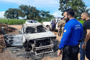 Carro furtado foi encontrado incendiado e completamente destruído em área de chácaras nas proximidades do Setor Lago Sul, em Araguaína
