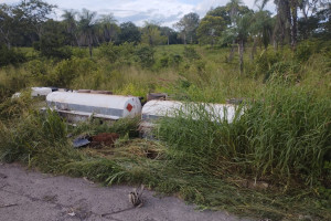 Equipes da PRF e do Corpo de Bombeiros atuam no local do sinistro na BR-153, em Araguaína