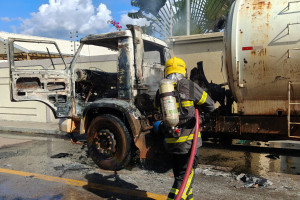Caminhão do tipo limpa-fossa pegou fogo na tarde desta quarta-feira (29) na Rua José de Alencar, setor Jardim Filadélfia, em Araguaína