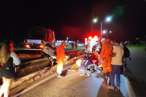 Veículo modelo Chevrolet Corsa capotado no canteiro central da BR-153, em Araguaína