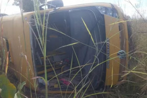 Ônibus escolar da Prefeitura de Paranã tombou na TO-010 durante trajeto com estudantes no sul do Tocantins