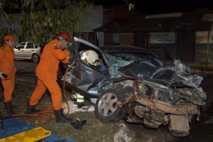 Carro de passeio ficou destruído após colisão com caminhão no cruzamento da Avenida São Francisco com a Rua do Colégio, em Araguaína 