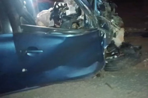Nissan Kicks ficou completamente destruído na parte dianteira.