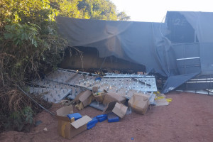 Tabletes de drogas foram encontrados em meio à carga de um caminhão que tombou na BR-010.