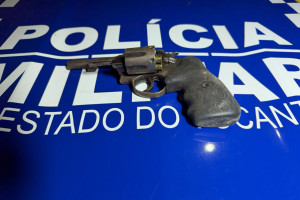 Arma de fogo foi apreendida pela Polícia Militar durante a prisão do suspeito em Araguaína.