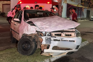 Fiat Palio parou no canteiro central da Av. Brasil no setor Coimbra.
