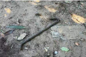Barra de ferro do tipo pé de cabra usada no ataque. 
