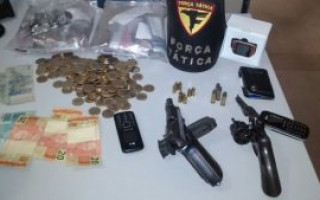 Armas apreendidas com os assaltantes, dinheiro e objetos recuperados.