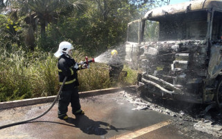 Sinistro ocorreu em Araguaína e deixou o caminhão parcialmente destruído
