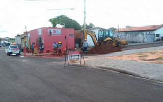 Funcionários da BRK Ambiental trabalhando no bairro São João nesta sexta, 20. 
