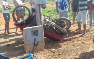 Assaltante colidiu moto em um poste durante a fuga.