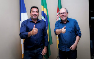  Israel Gomes da Silva (Isreal da Terezona) e o prefeito Ronaldo Dimas 