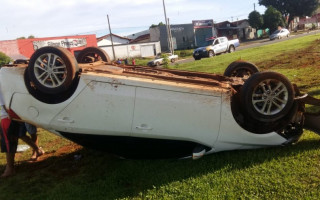 Carro capotou durante perseguição da Polícia Militar