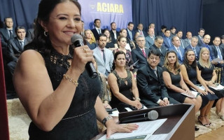 Presidente da Aciara, Hélida Dantas, durante posse. 